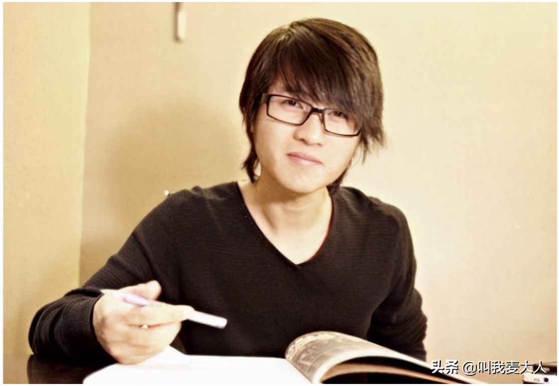 曾经与世界格格不入的韩寒,在38岁时活成了所有男人的梦想-第2张图片-ZBLOG 韩寒 80后 作家 80后 韩寒 成名之路 韩寒 赛车手 韩寒 人生经历 韩寒 争议 韩寒 家庭_韩寒 团队 松江二中