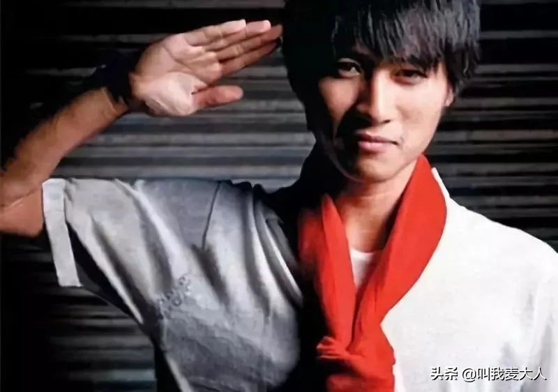 曾经与世界格格不入的韩寒,在38岁时活成了所有男人的梦想-第4张图片-ZBLOG 韩寒 团队 松江二中_韩寒 80后 作家 80后 韩寒 成名之路 韩寒 赛车手 韩寒 人生经历 韩寒 争议 韩寒 家庭