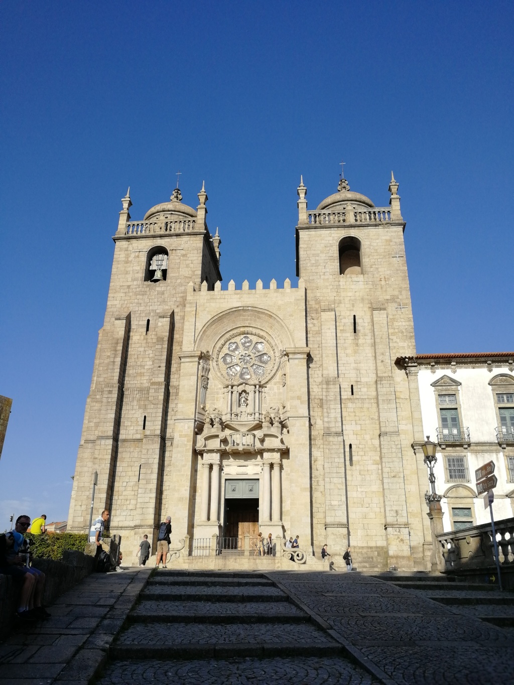 葡萄牙波尔图:杜罗河畔的中世纪风华与当代活力-第5张图片-ZBLOG 波尔图与上海友好城市关系_波尔图老城历史与文化特色_波尔图(葡萄牙)