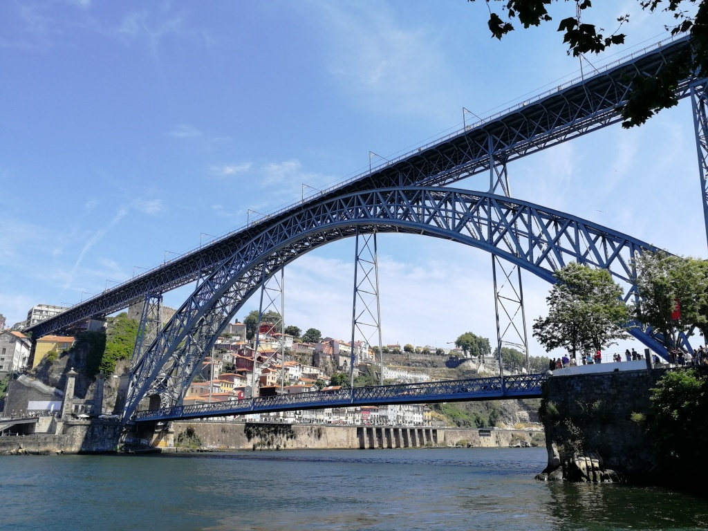 葡萄牙波尔图:杜罗河畔的中世纪风华与当代活力-第9张图片-ZBLOG 波尔图与上海友好城市关系_波尔图(葡萄牙)_波尔图老城历史与文化特色