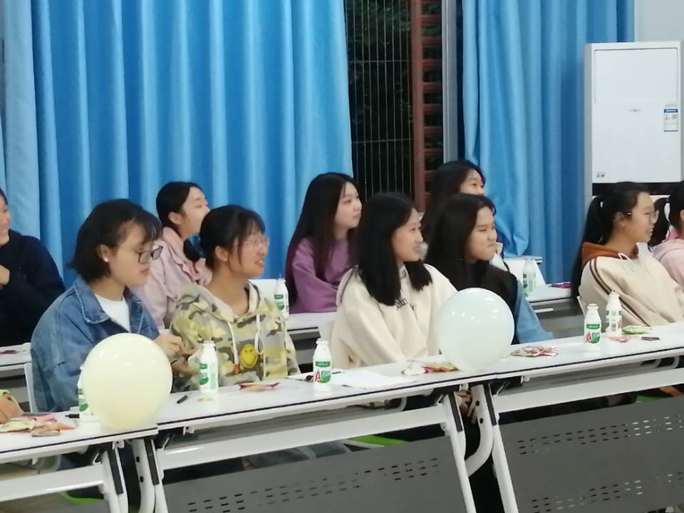 【特色团会】手拉手 心连心 增强班级凝聚力——教师教育学院2019级小教3班开展特色团会-第2张图片-ZBLOG