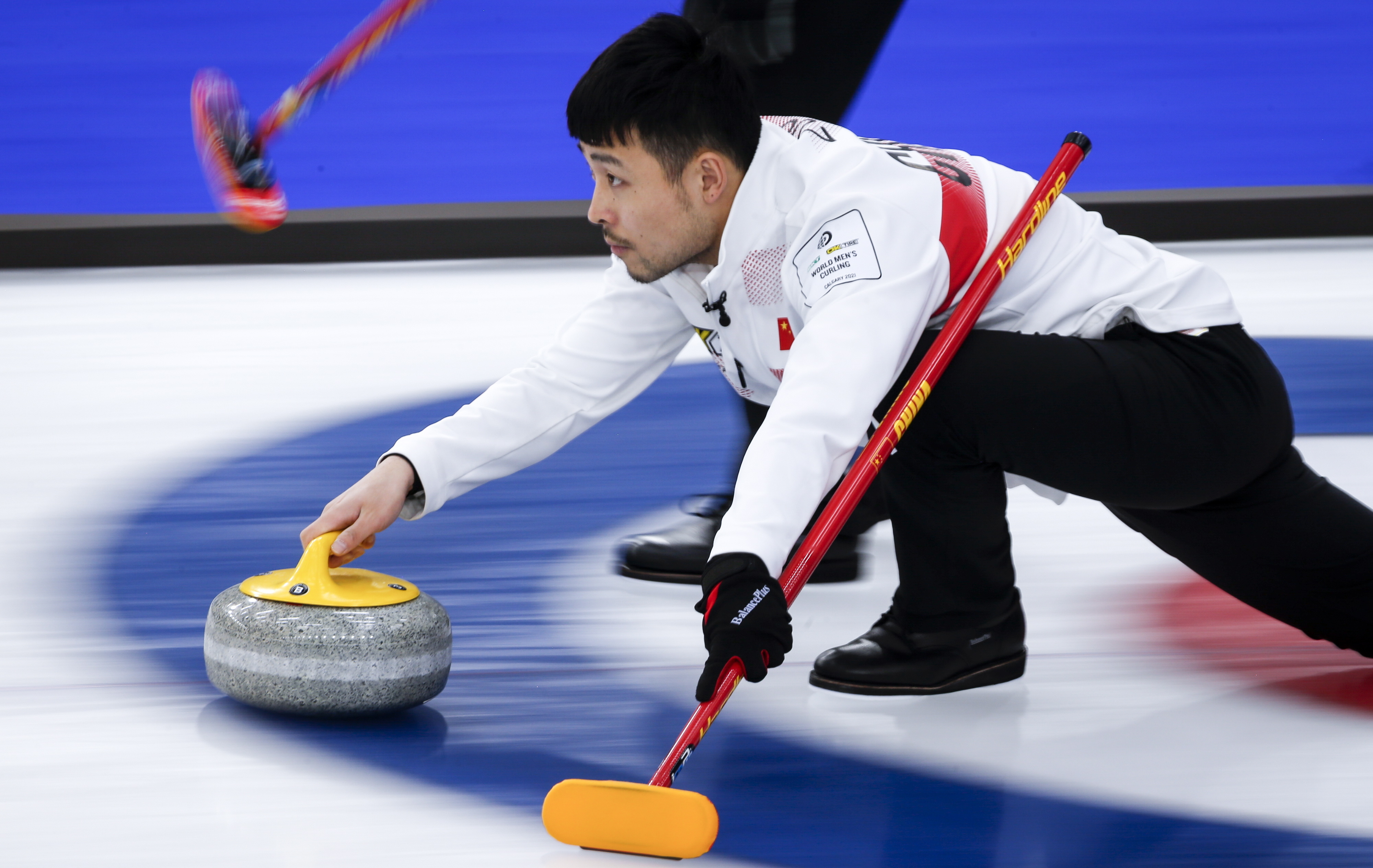 冬奥100天｜聘请世界冠军教练，中国冰壶“触底反弹”