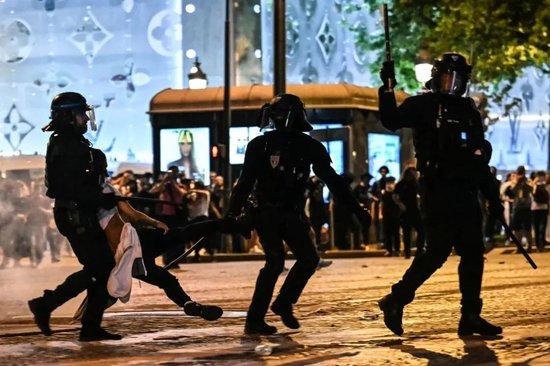 一觉醒来，巴黎又成了战区，原因让人哭笑不得-第3张图片-ZBLOG