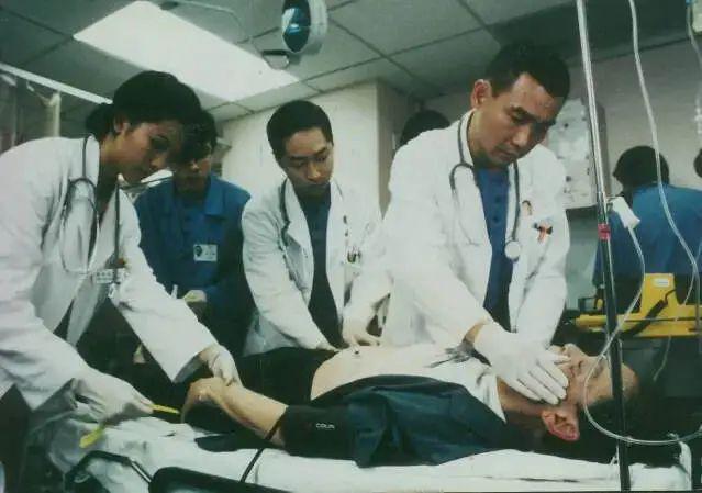 国产医疗剧想出经典,先学会“抄作业”-第18张图片-ZBLOG 医学团队 分集_医疗剧评价_国产医疗剧与国外医疗剧对比