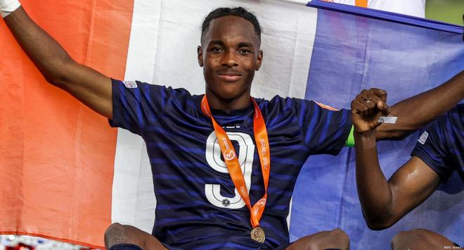 拜仁慕尼黑夏季转会:成功签下迪亚斯,是补强还是冒险?-第2张图片-ZBLOG 拜仁慕尼黑(德国)_拜仁慕尼黑转会市场 近几个赛季竞争加剧 欧冠竞争