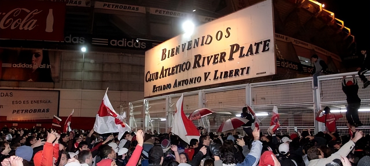 2025年全球25佳足球场-第8张图片-ZBLOG 顶级足球场改造工程_2025年足球世界杯吗_2025年全球最佳足球场