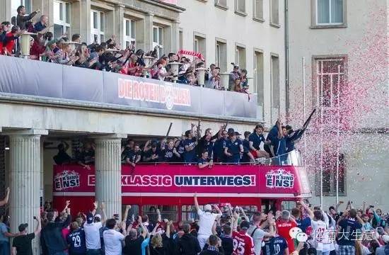 德甲最遭人恨球队登顶,皆因百亿身家的红牛老板“爱钻空子”-第3张图片-ZBLOG 莱比锡红牛马特希茨_萨尔茨堡红牛(奥地利)_红牛集团投资德甲历史