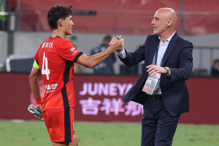 正好侃球丨2025赛季中超盘点（二）：争冠篇  一条横幅引发的“血脉觉醒”，“里子”和“面子”哪个更重要？