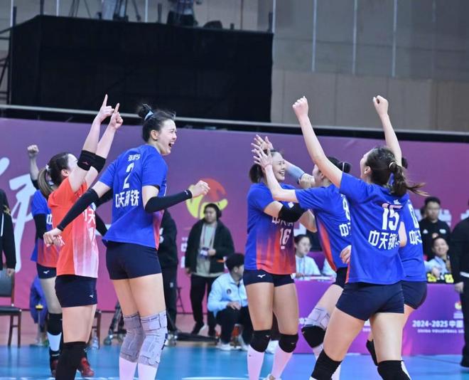 江苏女排时隔8年再获联赛冠军,四强格局发生变化!-第2张图片-ZBLOG 2025江苏女排联赛视频_张常宁龚翔宇女排夺冠分析_中国女排超级联赛冠军江苏女排