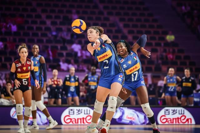 意大利女排轻取美国女排,强势晋级世联赛四强,显露冠军相-第5张图片-ZBLOG 女排联赛冠军决赛视频_2025年世界女排联赛总决赛 意大利女排3比0横扫美国女排 埃格努关键得分