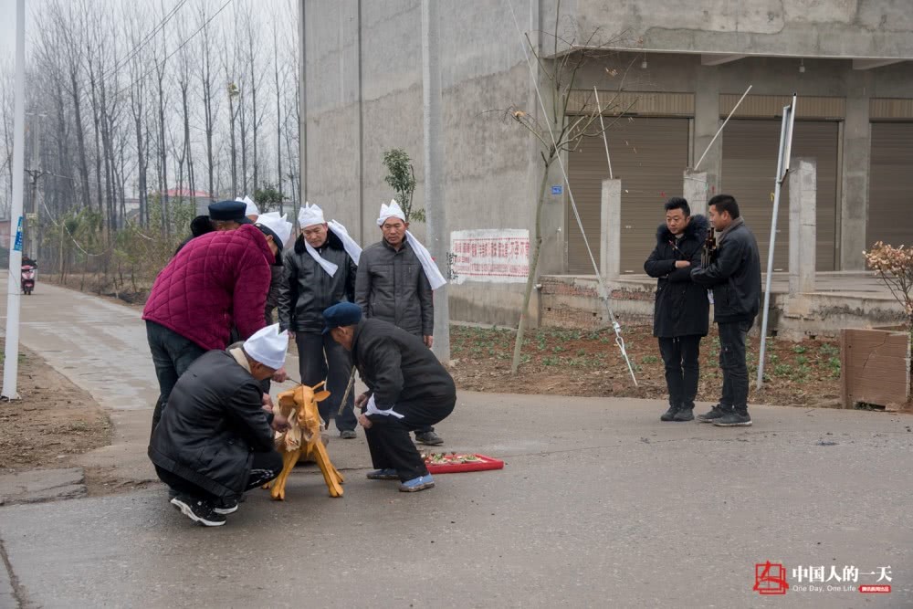 河南艾滋村:一管血卖50,半个村染病-第18张图片-ZBLOG 卖血感染艾滋病历史_河南艾滋拆迁队_河南上蔡县艾滋病村