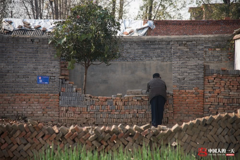 河南艾滋村:一管血卖50,半个村染病-第5张图片-ZBLOG 河南上蔡县艾滋病村_卖血感染艾滋病历史_河南艾滋拆迁队