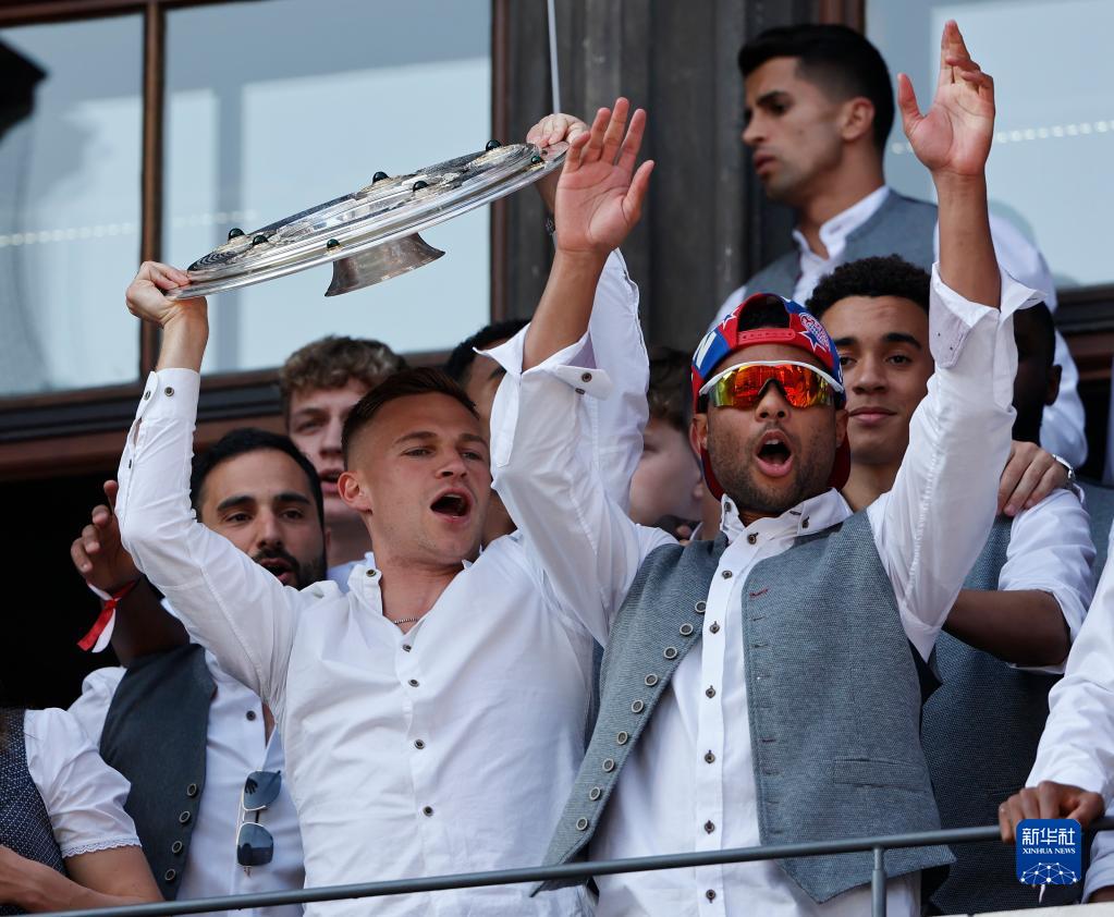 拜仁慕尼黑队庆祝德甲夺冠