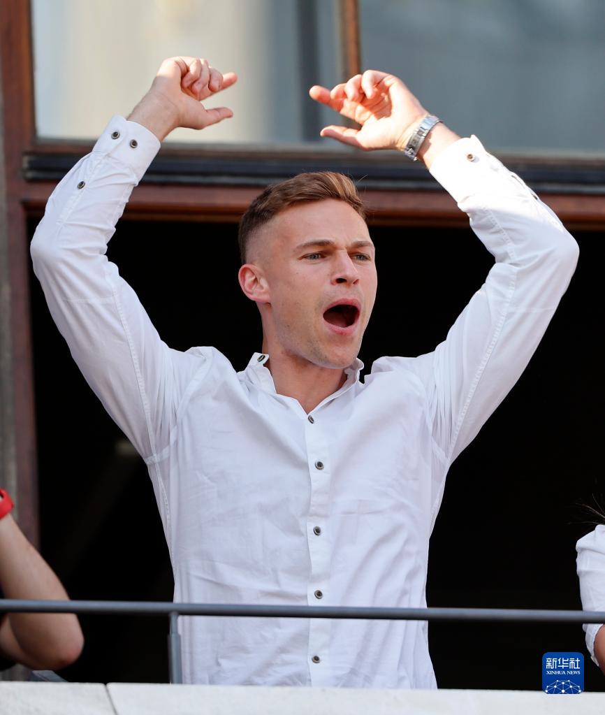 拜仁慕尼黑队庆祝德甲夺冠-第2张图片-ZBLOG