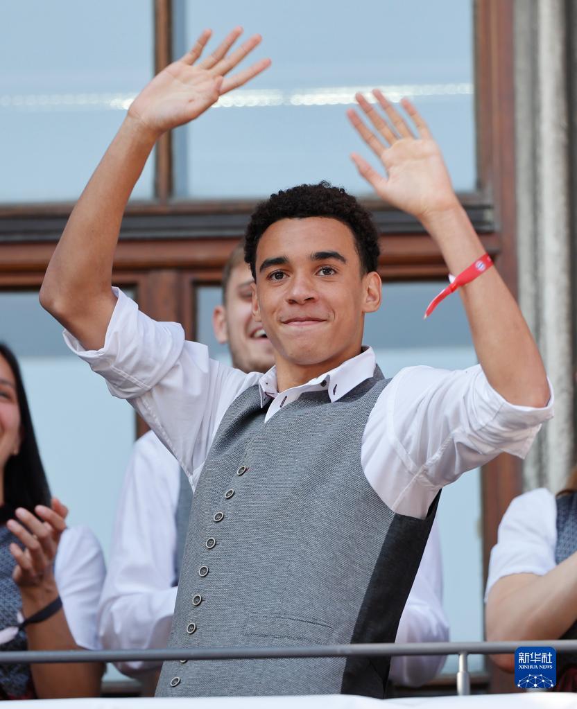 拜仁慕尼黑队庆祝德甲夺冠-第12张图片-ZBLOG