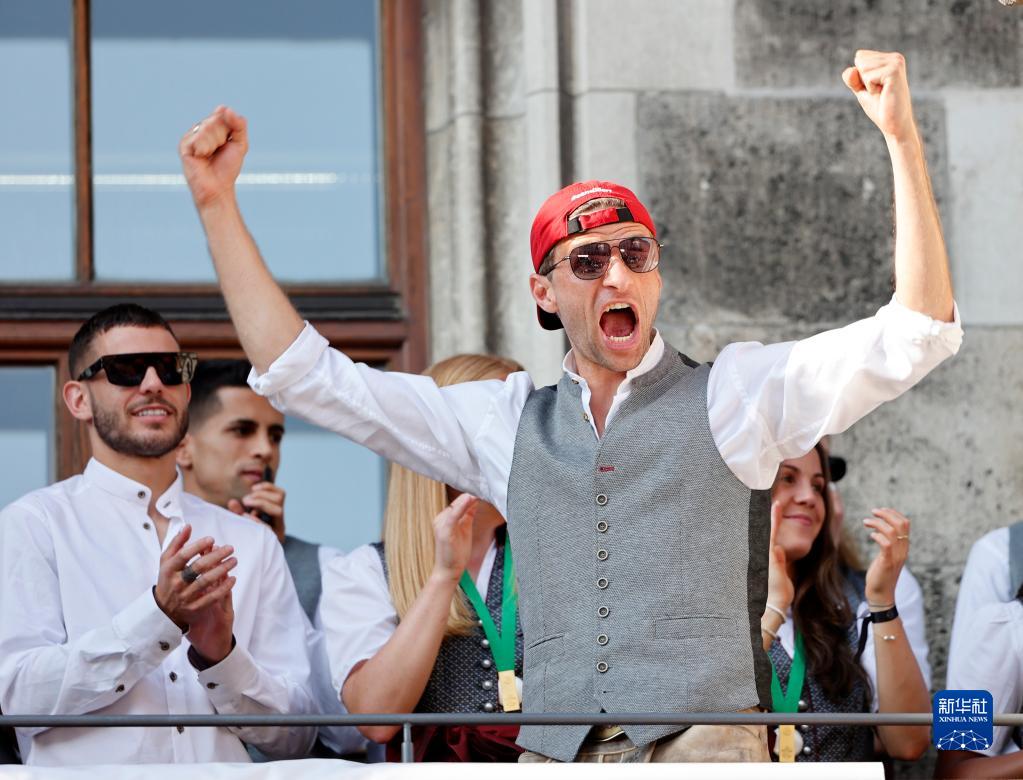 拜仁慕尼黑队庆祝德甲夺冠-第3张图片-ZBLOG