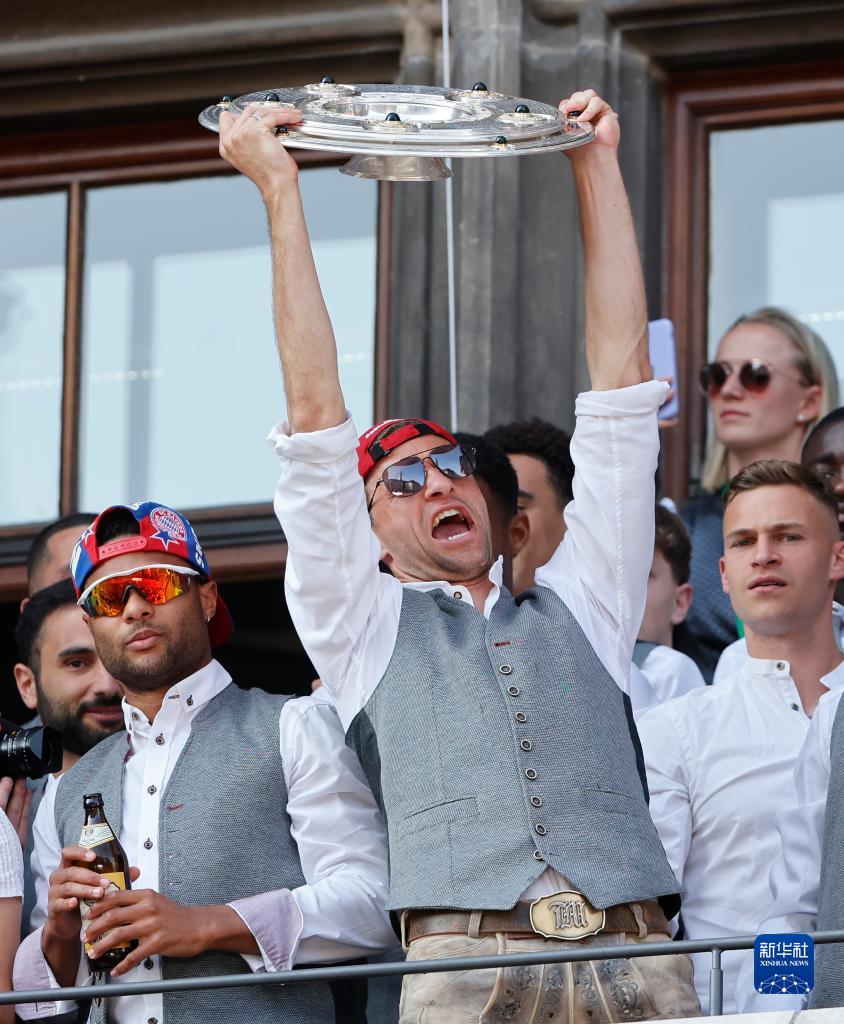 拜仁慕尼黑队庆祝德甲夺冠-第4张图片-ZBLOG