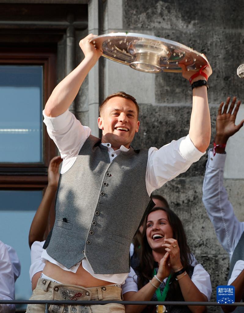 拜仁慕尼黑队庆祝德甲夺冠-第5张图片-ZBLOG