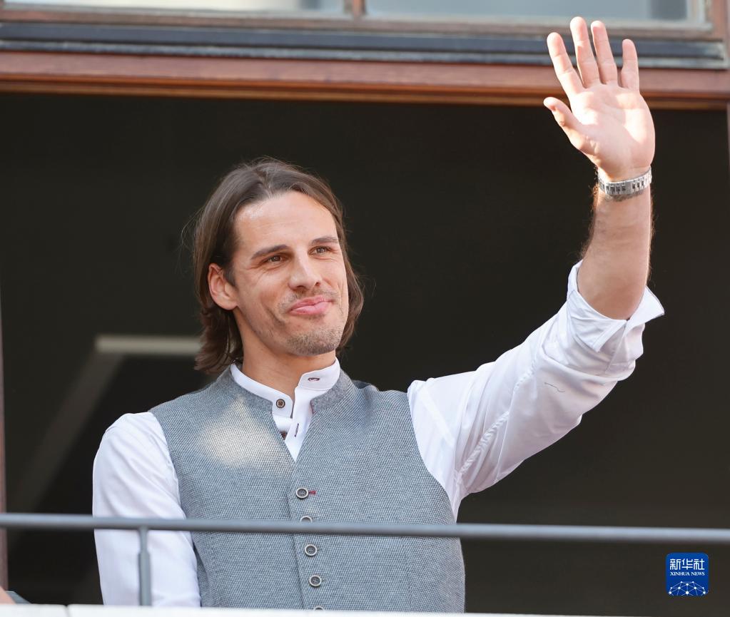 拜仁慕尼黑队庆祝德甲夺冠-第8张图片-ZBLOG