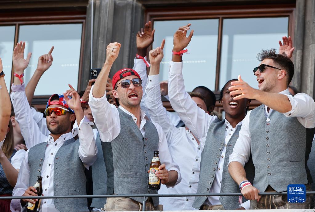 拜仁慕尼黑队庆祝德甲夺冠-第9张图片-ZBLOG