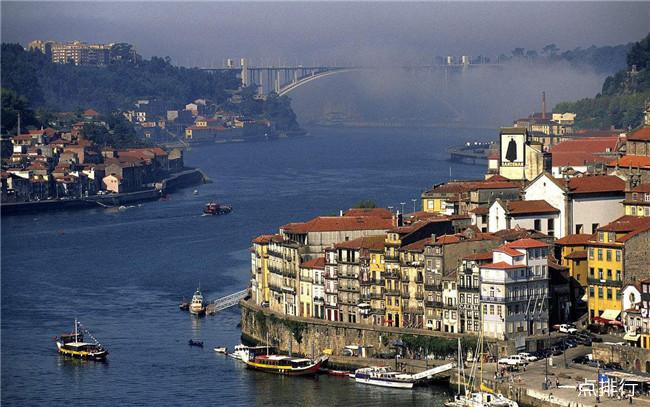 波尔图十大著名旅游景点，莱罗书店始建于19世纪末，是葡萄牙最古老的书店之一-第8张图片-ZBLOG