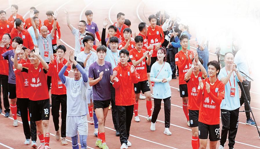 以热爱铸“利剑”，为一座城而战——一群普通人热辣滚烫的足球梦