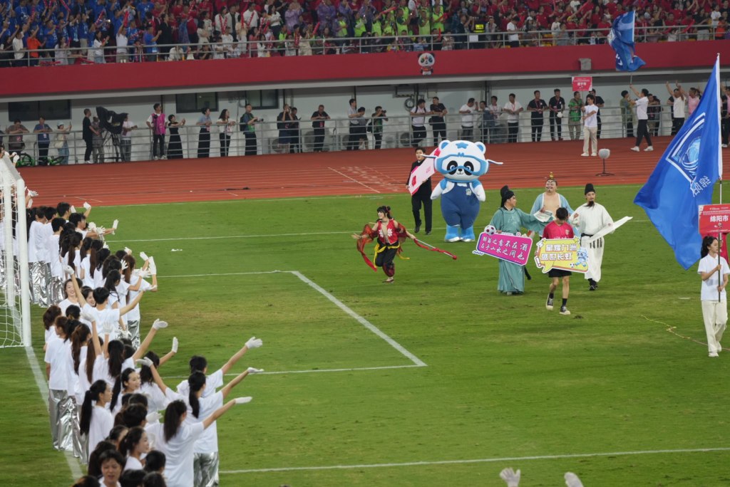 读懂四川|“川超”开踢,“足”够精彩-第3张图片-ZBLOG 四川城市足球联赛开球仪式_四川业余足球超级联赛_四川足球嘉年华活动