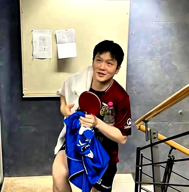 爆冷！多特蒙德0 - 3德国杯出局，樊振东光速下班引对手教练追合影-第3张图片-ZBLOG