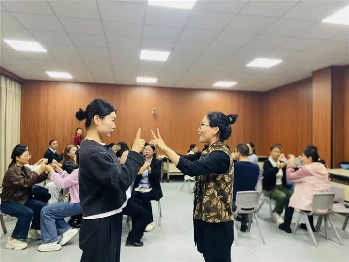 家校共育 静待“向阳花开”——探访荆门市龙泉北校“家校共育”工作室-第4张图片-ZBLOG 家长积极互动
