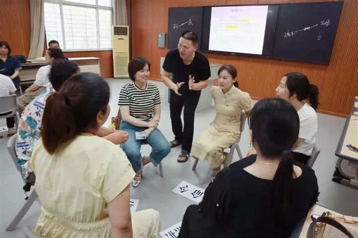 家校共育 静待“向阳花开”——探访荆门市龙泉北校“家校共育”工作室-第5张图片-ZBLOG 角色扮演