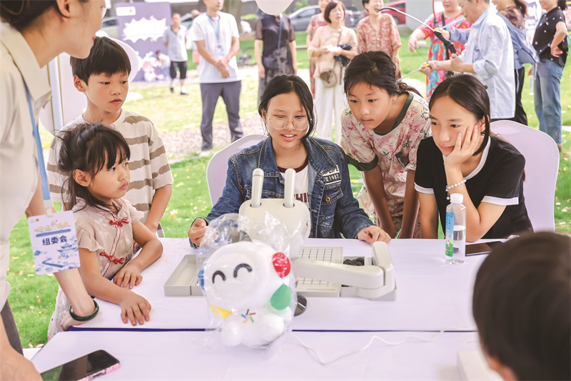 以棋为媒 绘就体彩公益新图景-第3张图片-ZBLOG 江苏象棋民间棋王争霸赛海选赛_2025年全国象棋甲级联赛_2025年中国体育彩票全国象棋民间棋王争霸赛