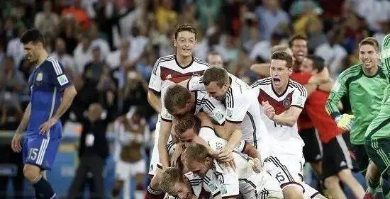 青春,不过是几届世界杯(足球解说金句大全)-第8张图片-ZBLOG 202 第二届世界杯足球赛_FIFA World Cup Qatar 2022_卡塔尔世界杯赛事解说