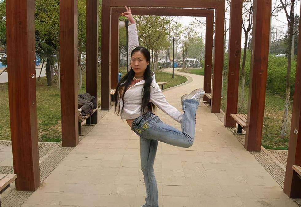 凤姐罗玉凤背后的资本之路，在国外十年不愿回来，如今后悔不已-第8张图片-ZBLOG