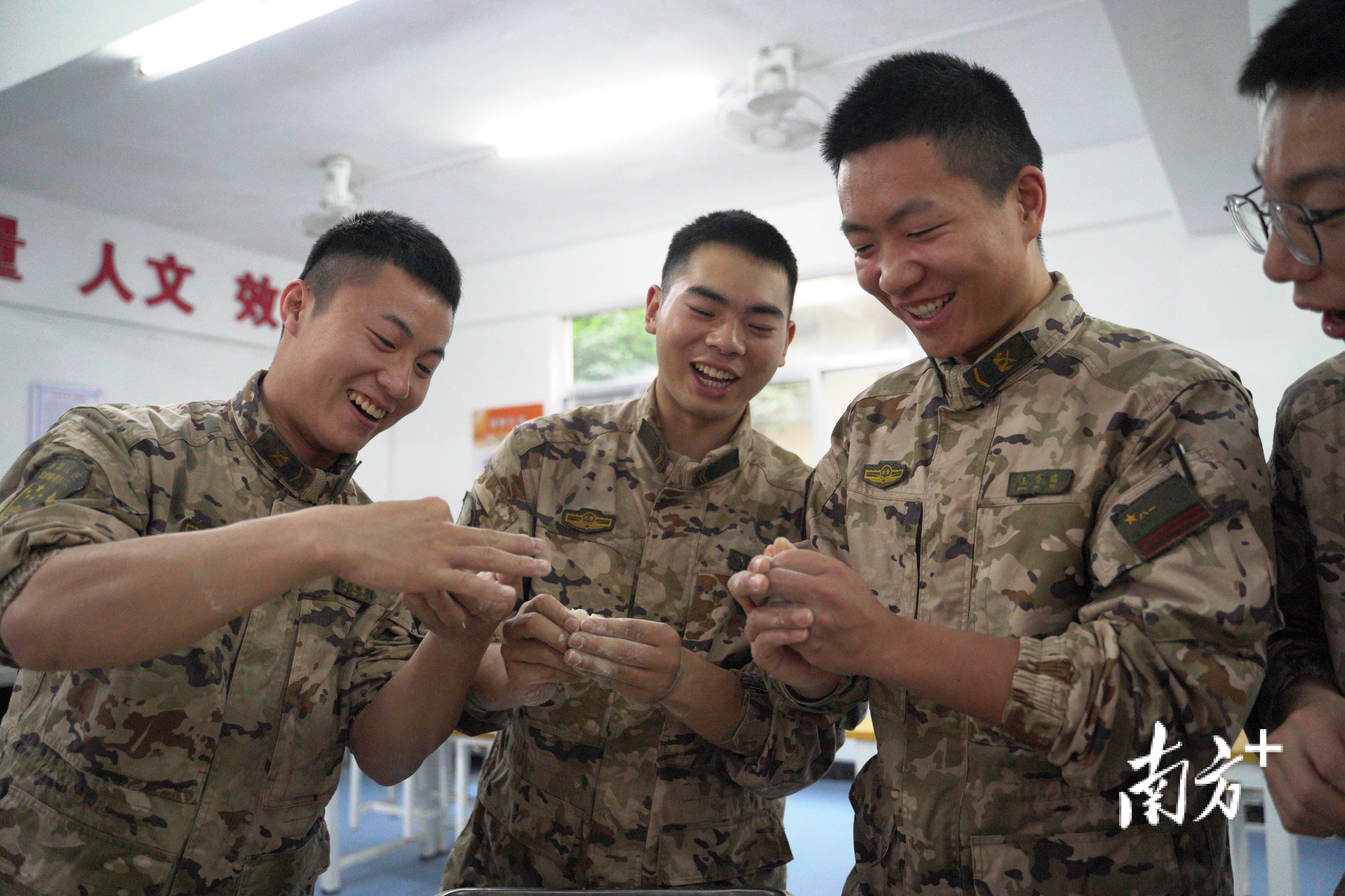 这个春节，阳江军营里武警官兵们这样过年……-第4张图片-ZBLOG