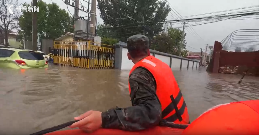 北京武警总队3440人坚守抢险救援一线