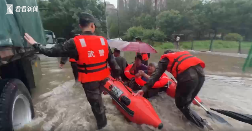 北京武警总队3440人坚守抢险救援一线-第2张图片-ZBLOG 武警北京总队祖仁刚_武警北京总队暴雨救援_北京暴雨武警行动