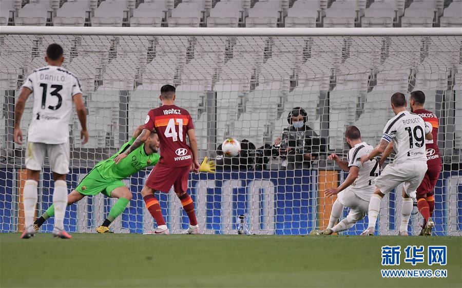 意甲：尤文图斯捧杯