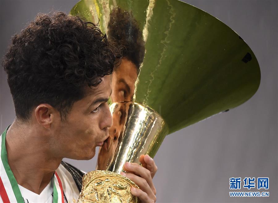 意甲:尤文图斯捧杯-第2张图片-ZBLOG 尤文图斯(意大利)_尤文图斯对阵罗马比赛报道_尤文图斯2019-2020赛季意甲联赛冠军