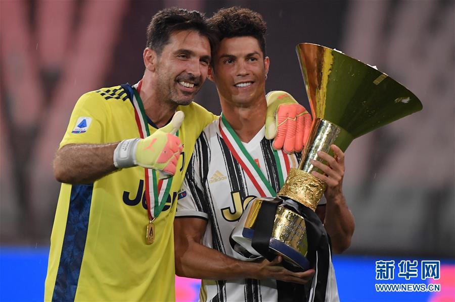 意甲:尤文图斯捧杯-第3张图片-ZBLOG 尤文图斯对阵罗马比赛报道_尤文图斯(意大利)_尤文图斯2019-2020赛季意甲联赛冠军