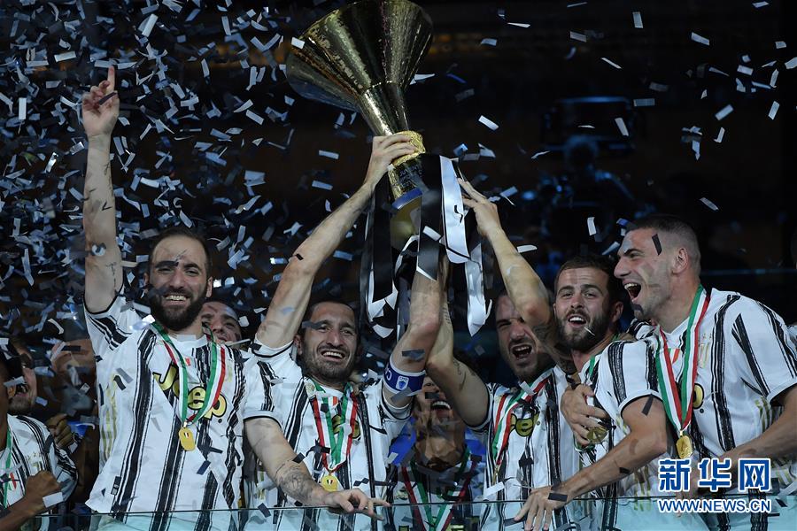 意甲:尤文图斯捧杯-第5张图片-ZBLOG 尤文图斯(意大利)_尤文图斯对阵罗马比赛报道_尤文图斯2019-2020赛季意甲联赛冠军