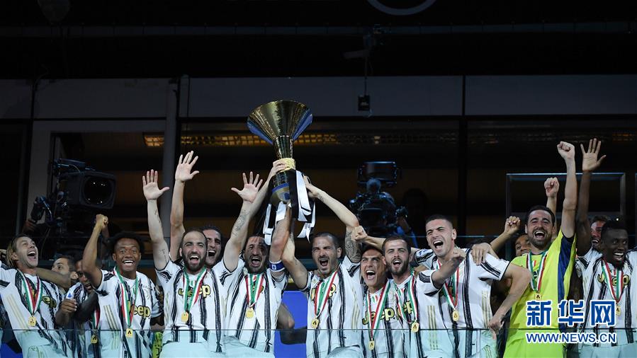 意甲:尤文图斯捧杯-第7张图片-ZBLOG 尤文图斯(意大利)_尤文图斯对阵罗马比赛报道_尤文图斯2019-2020赛季意甲联赛冠军