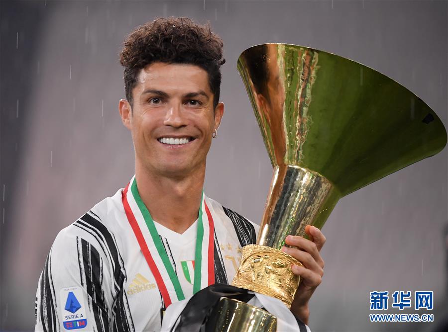 意甲:尤文图斯捧杯-第8张图片-ZBLOG 尤文图斯对阵罗马比赛报道_尤文图斯2019-2020赛季意甲联赛冠军_尤文图斯(意大利)